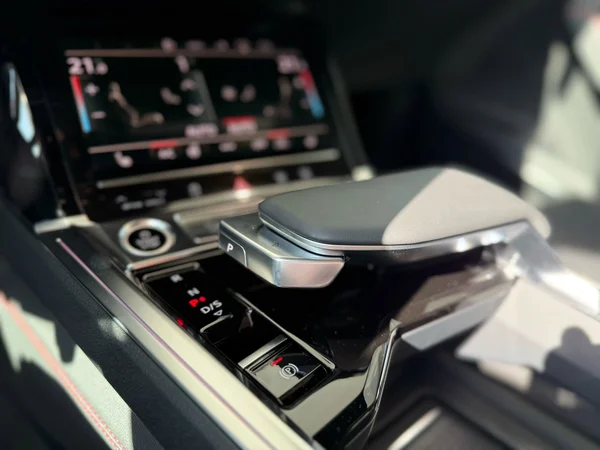 AUDI Q8 Sportback e-tron (2025) — foto 10 van 12