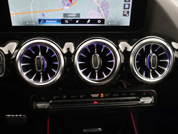 Mercedes-Benz GLA (2022) — foto 14 van 29
