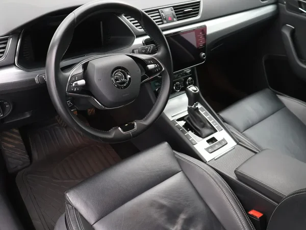 Škoda Superb (2022) — foto 4 van 21