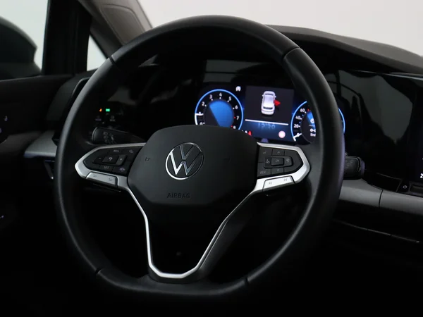 VOLKSWAGEN Golf (2024) — foto 13 van 26