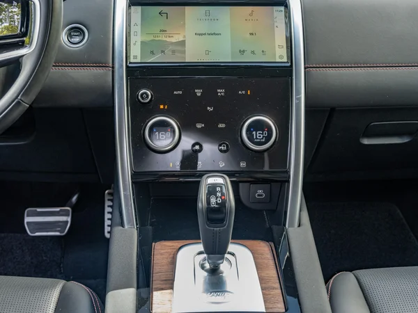 Land Rover Discovery Sport (2023) — foto 11 van 30