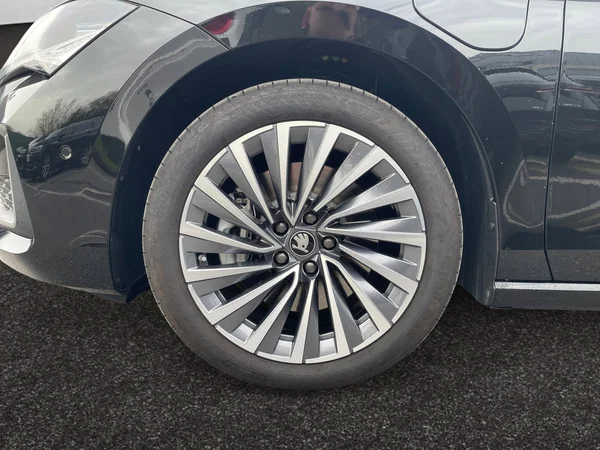 SKODA Superb Combi PHEV (2025) — foto 14 van 14