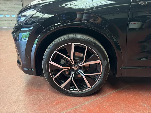 VOLKSWAGEN Tiguan (2025) — foto 16 van 24