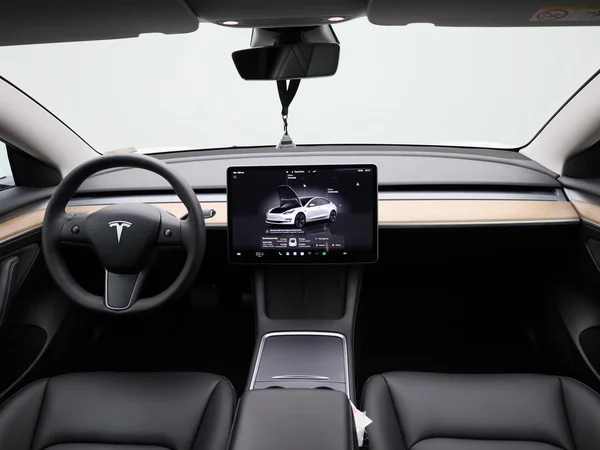 Tesla Model 3 (2023) — foto 32 van 44