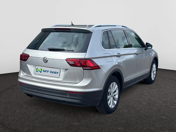 VOLKSWAGEN Tiguan (2018) — foto 12 van 16