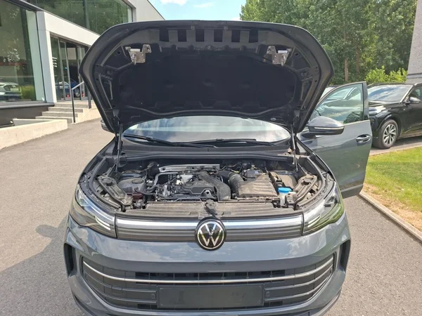 VOLKSWAGEN Tiguan (2024) — foto 13 van 22