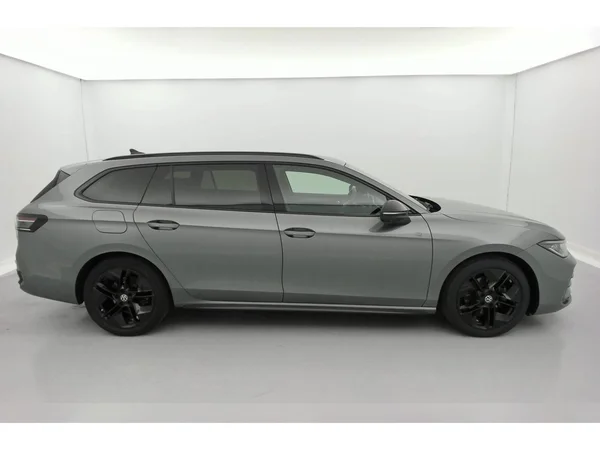 VOLKSWAGEN Passat SW (2024) — foto 2 van 36