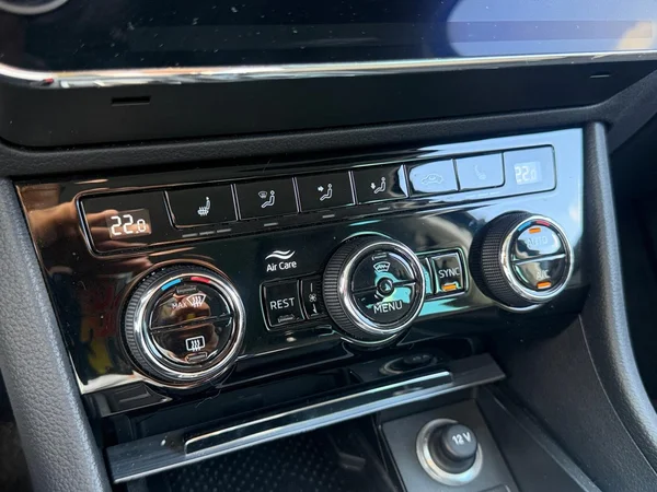 SKODA Superb Combi (2022) — foto 2 van 23