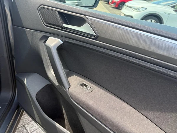 VOLKSWAGEN Tiguan (2019) — foto 5 van 24
