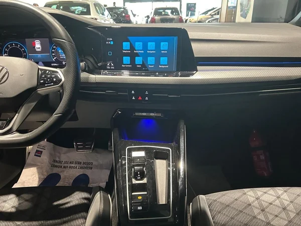 VOLKSWAGEN Golf VIII SW (2024) — foto 2 van 28