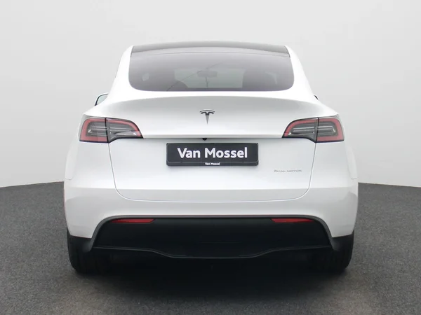 Tesla Model Y (2023) — foto 40 van 43