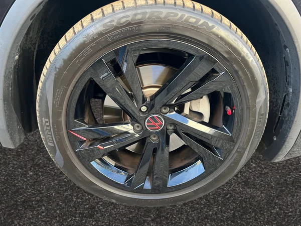 VOLKSWAGEN Tiguan (2023) — foto 13 van 24