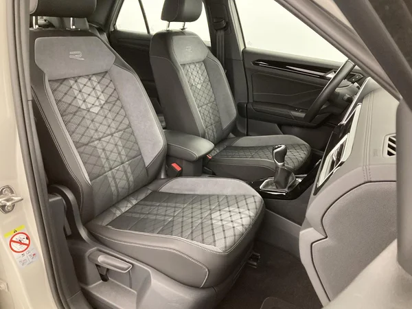 VOLKSWAGEN T-Roc (2024) — foto 21 van 36