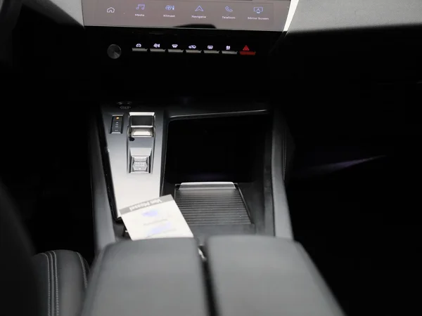 Peugeot 308 (2022) — foto 2 van 40