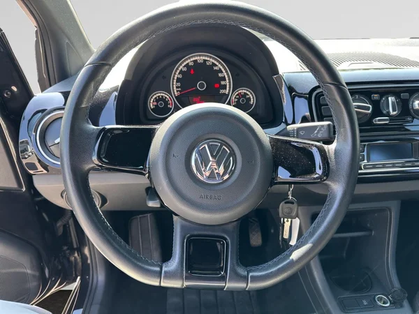 VOLKSWAGEN Up! (2015) — foto 2 van 18
