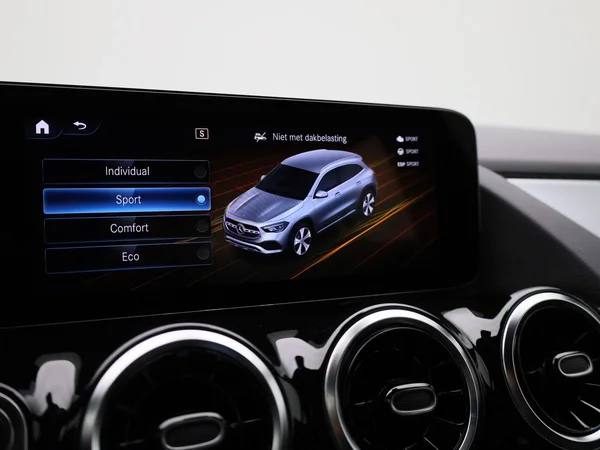 Mercedes-Benz GLA (2022) — foto 16 van 41