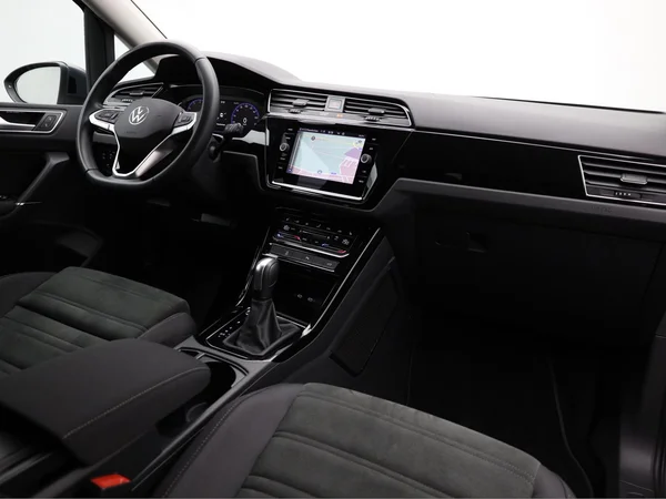 VOLKSWAGEN Touran (2023) — foto 17 van 23