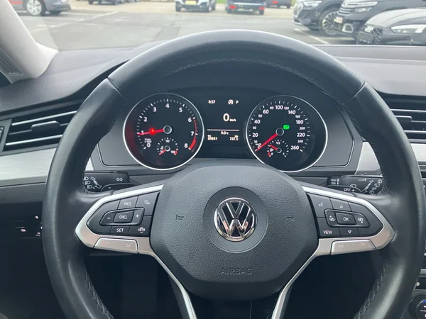 VOLKSWAGEN Passat SW (2020) — foto 10 van 25