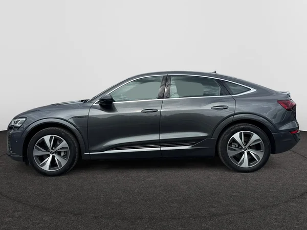 AUDI Q8 Sportback e-tron (2024) — foto 12 van 24