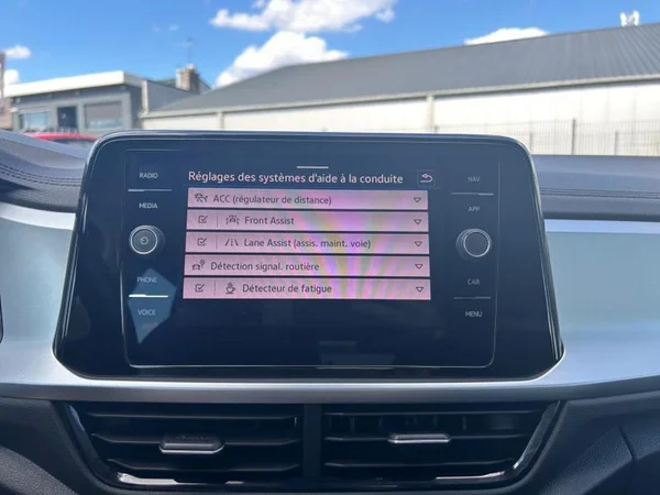 VOLKSWAGEN T-Roc (2023) — foto 10 van 31