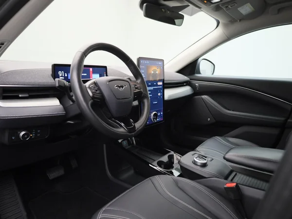 Ford Mustang Mach-E (2021) — foto 28 van 45