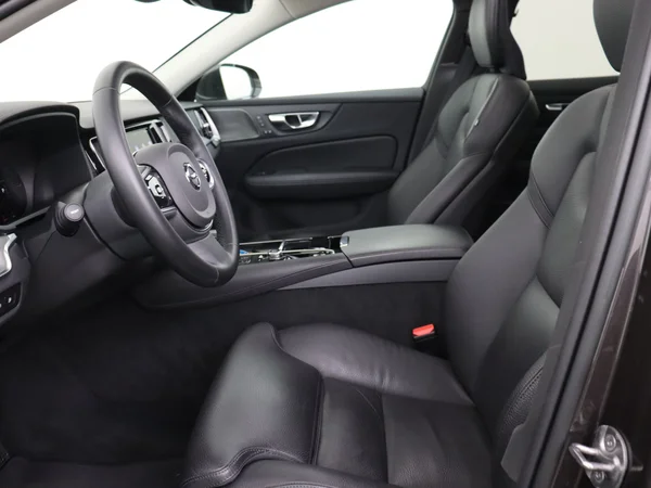 VOLVO V60 (2023) — foto 2 van 35