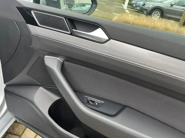 VOLKSWAGEN Passat SW (2023) — foto 9 van 24