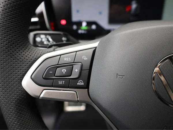 VOLKSWAGEN Touareg R (2025) — foto 11 van 27