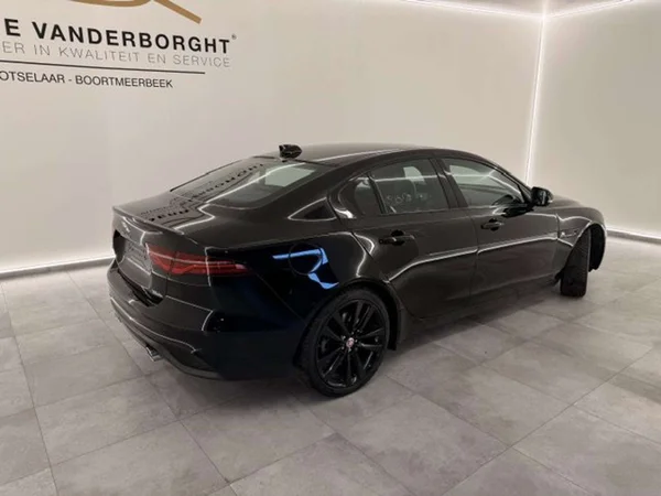 Jaguar XE (2020) — foto 14 van 20