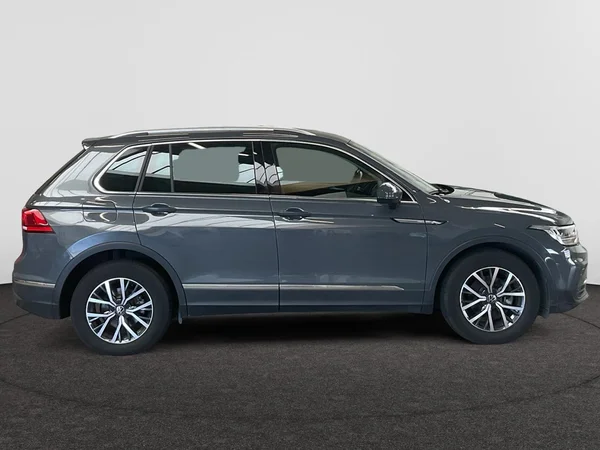 VOLKSWAGEN Tiguan (2022) — foto 17 van 20
