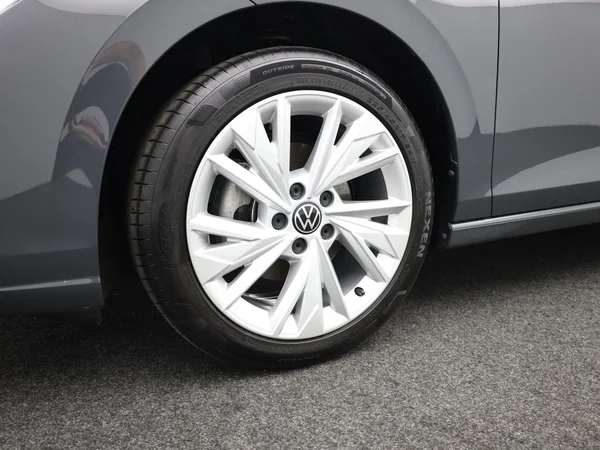 VOLKSWAGEN Golf VIII (2024) — foto 3 van 18
