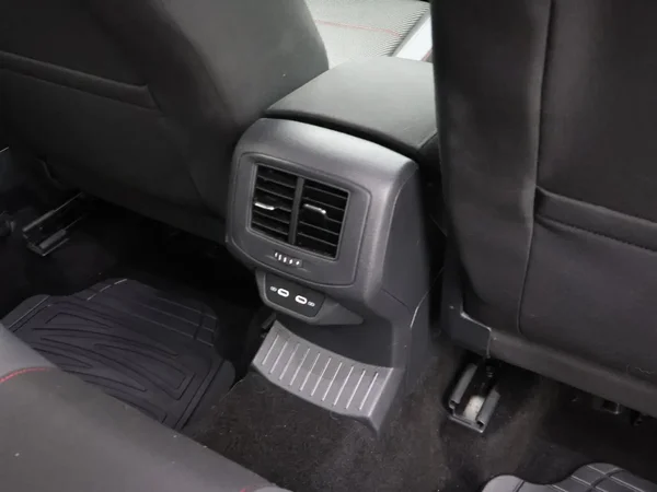 Volkswagen T-Roc (2021) — foto 18 van 30