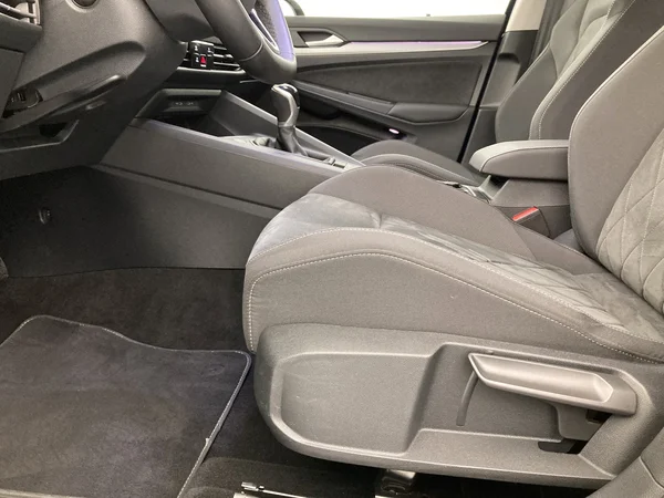 VOLKSWAGEN Golf VIII SW (2024) — foto 26 van 36