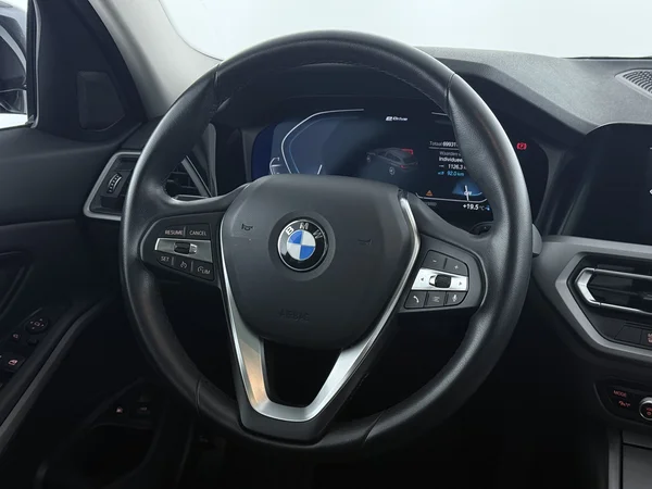 BMW 330 (2021) — foto 14 van 32