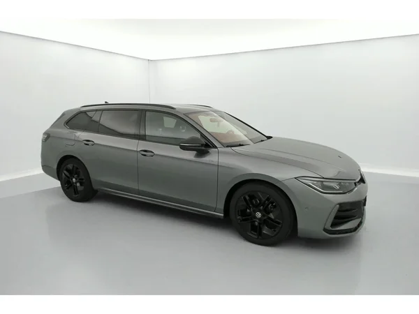 VOLKSWAGEN Passat SW (2024) — foto 3 van 36