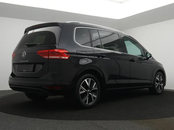 Volkswagen Touran (2021) — foto 12 van 28