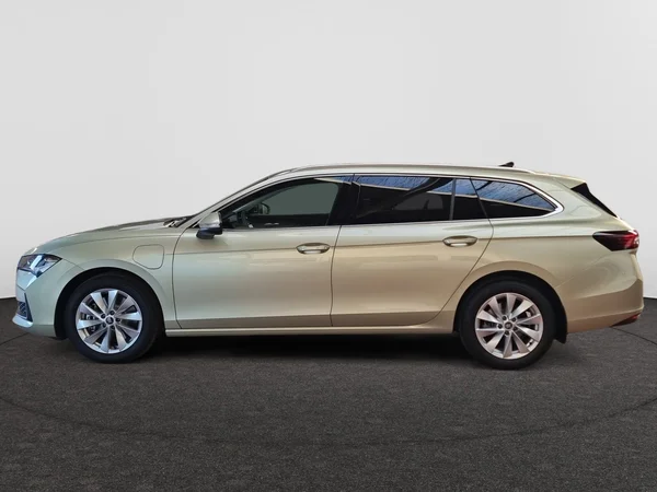 SKODA Superb Combi PHEV (2025) — foto 12 van 16
