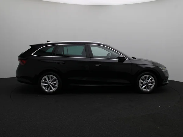 SKODA Octavia Combi (2024) — foto 2 van 33