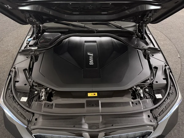 BMW i5 (2024) — foto 6 van 35