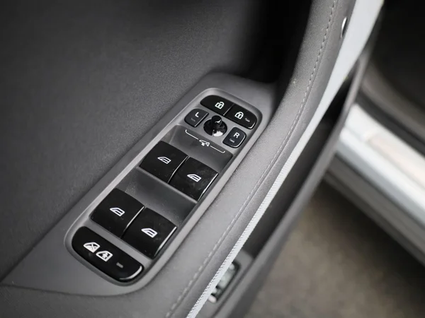 Polestar 2 (2022) — foto 28 van 49