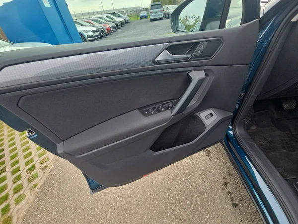 VOLKSWAGEN Tiguan (2024) — foto 14 van 23