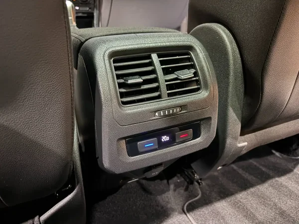 Volkswagen Touran (2016) — foto 11 van 27