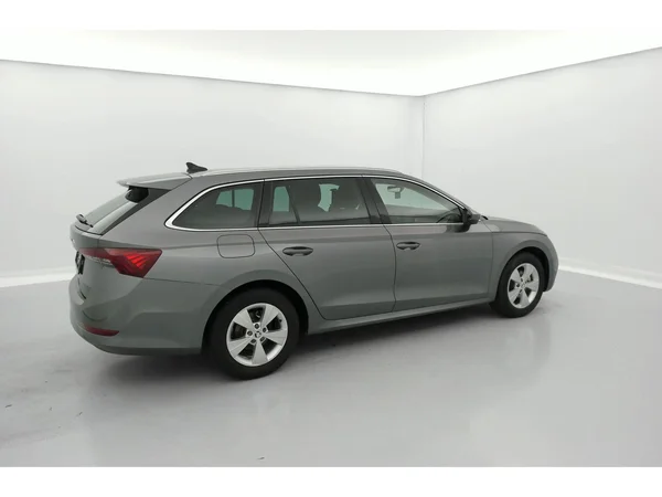 SKODA Octavia Combi Dsl (2022) — foto 2 van 36