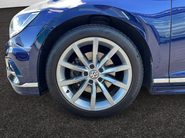 VOLKSWAGEN Passat (2018) — foto 14 van 22