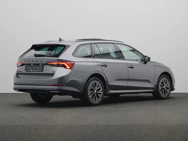 SKODA Octavia Combi PHEV (2024) — foto 12 van 22