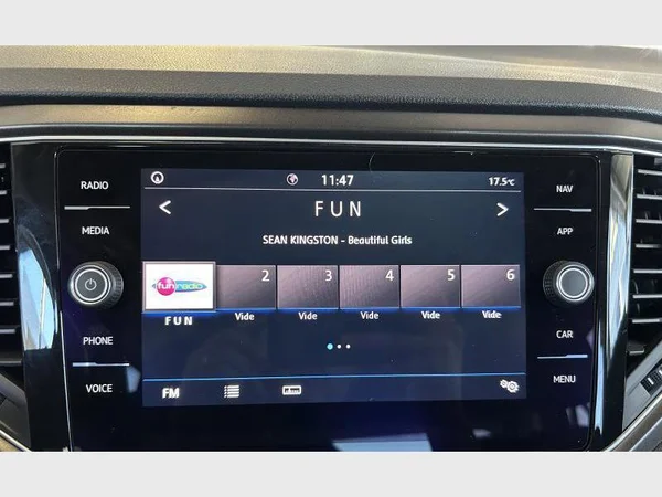 Volkswagen T-Roc (2018) — foto 14 van 32