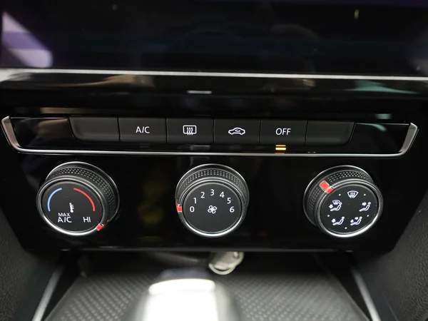 VOLKSWAGEN Passat SW (2023) — foto 15 van 18