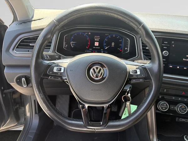 VOLKSWAGEN T-Roc (2018) — foto 4 van 24