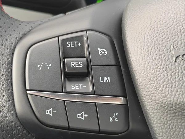 Ford Kuga (2025) — foto 3 van 18