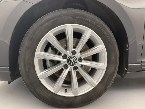 VOLKSWAGEN Passat Variant (2024) — foto 19 van 35
